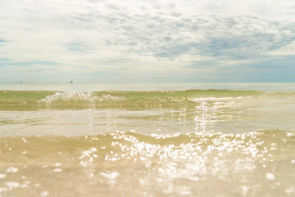 在乌云密布的海滩上的小波浪 — 图库照片