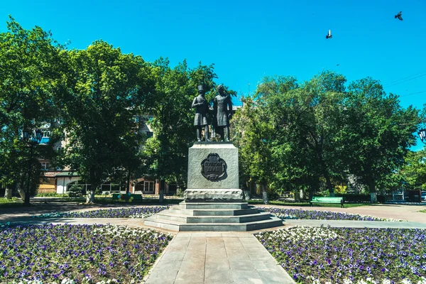 Monumento de Alexandr Pushkin e Vladimir Dal na cidade de Orenburg, Rússia Fotos De Bancos De Imagens