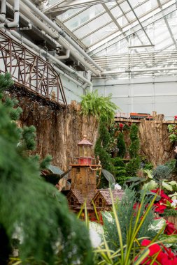 Tren vitrinindeki deniz fenerinin diyoraması