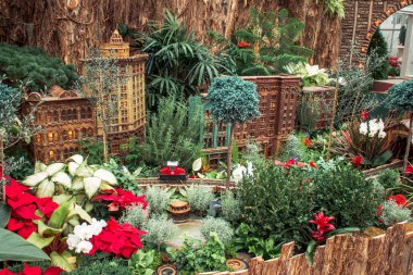 Doğal elementlerle yapılmış Grand Rapids Michigan binalarının tatil treni gösterisi