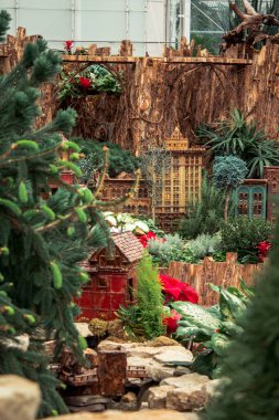 Doğal malzemelerden yapılmış bir serada tatil treni gösterisi.