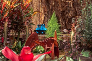 Grand Rapids Michigan 'daki Calder Plaza' nın bir kopyasından geçen küçük mavi model tren.