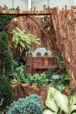 Tatil vitrininde doğal elementlerden yapılmış model bina