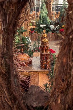 Bir katedral modeli, doğal malzemelerden oluşan bir tren sergisi.