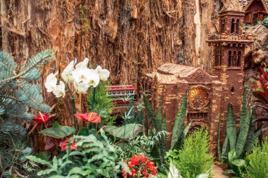 Doğal elementlerden oluşan bir tatil treninde inşa modeli.