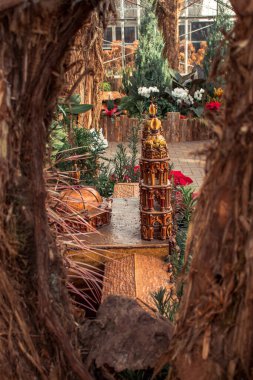 Tren vitrininde bir katedral modeli