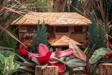 Meyer May evinin bir tatil treni vitrininde doğal malzemelerden yapılmış modeli.