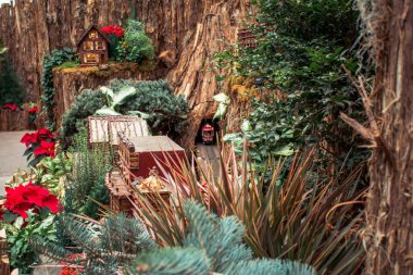 Trenle tünelden çıkan bir model tren.