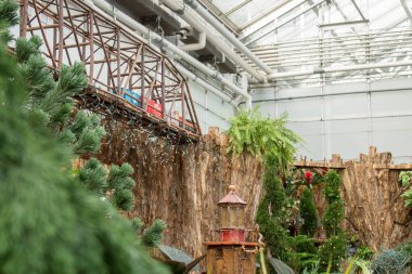 Bir serada tatil vitrininde seyahat eden model tren.