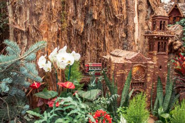 Kırmızı tramvay treni, bir tatil modeli ekranında geziniyor.