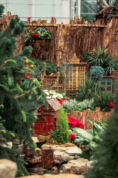 Doğal malzemelerden yapılmış bir serada tatil treni gösterisi.