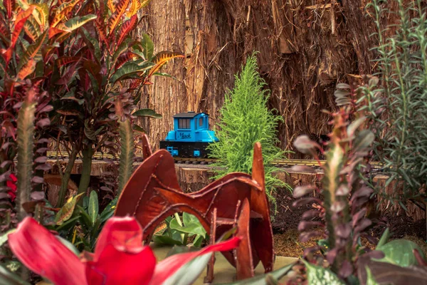 Grand Rapids Michigan 'daki Calder Plaza' nın bir kopyasından geçen küçük mavi model tren.