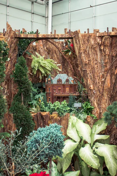 Grand Rapids Michigan 'daki bir tatil gösterisinde doğal elementlerden yapılmış model bina