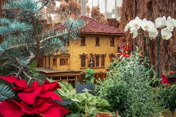 Tatil vitrininde doğal malzemelerden yapılmış bir binanın kopyası.