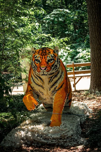Statua Mattoni Giocattolo Una Tigre Amur Allo Zoo — Foto Stock