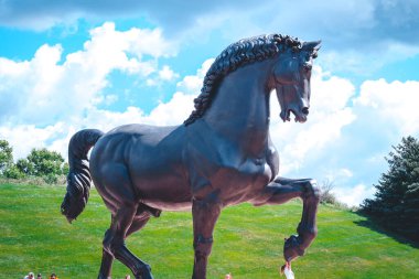 Frederik Meijer Bahçeleri 'ndeki Amerikan At Heykeli' nde oynayan çocuklar.
