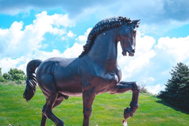 Amerikan At Heykeli 'nde oynayan çocuklar