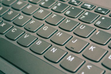 bir dizüstü bilgisayarın klavyesini kapat