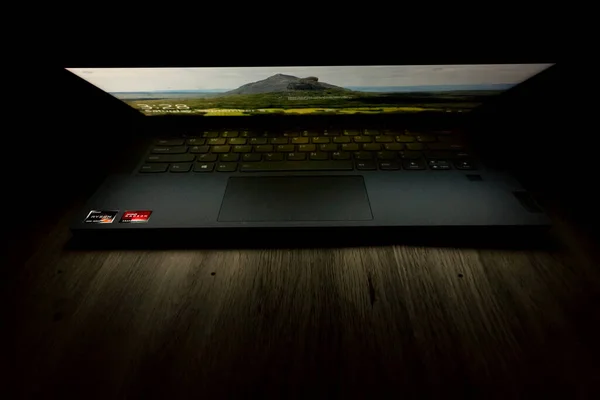 Laptop Bilgisayar Ekranı Karanlık Bir Masayı Aydınlatıyor — Stok fotoğraf
