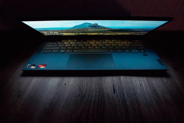 Laptop Ekranı Karanlık Bir Masayı Aydınlatıyor — Stok fotoğraf
