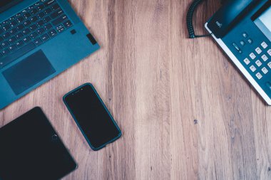 Ofis masasının düz uzayı ofis teknolojisini ön plana çıkarıyor