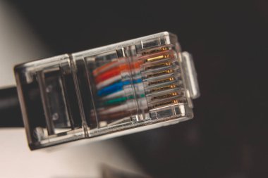 Bir ethernet kablosunun ucunu yakın çekim