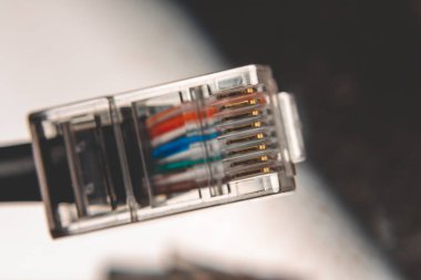 Ethernet kablosu bir arka ışıkla aydınlatıldı.