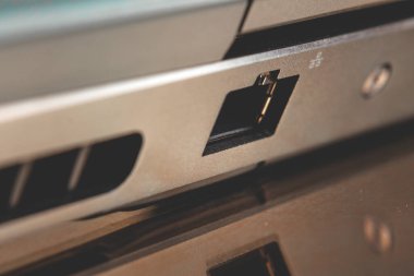 Bilgisayarın arkasındaki ethernet portunun makro görüntüsü.