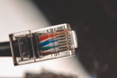 Ethernet kablosunun ucundaki makro çekim.