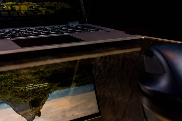Cam Bir Masaya Yansıyan Dizüstü Bilgisayar — Stok fotoğraf