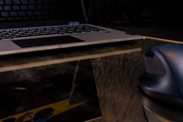 Cam Bir Masaya Yansıyan Dizüstü Bilgisayar — Stok fotoğraf