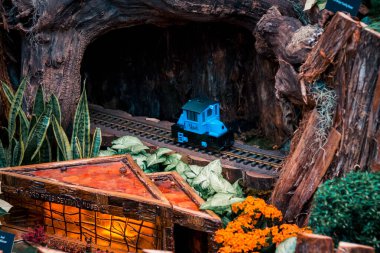 Mavi tren bir tren ekranında hızla ilerliyor.