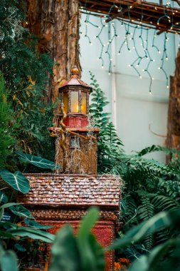 Tatil vitrinindeki deniz fenerinin bahçıvanlık modeli.