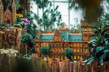 Tren ekranındaki büyük model bina