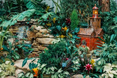 Deniz feneri ve şelale tatil vitrininde