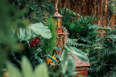 Bir tatil gösterisinde fener manzarası