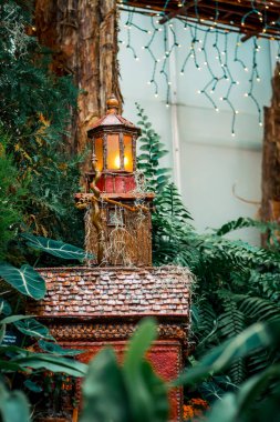 Tatil vitrininde parlayan bir deniz feneri modeli