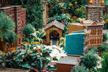 Model şehirde bir kulübede model bir tren.