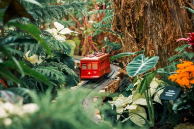 Model tramvay bir tatil vitrininde raylar üzerinde çalışıyor.