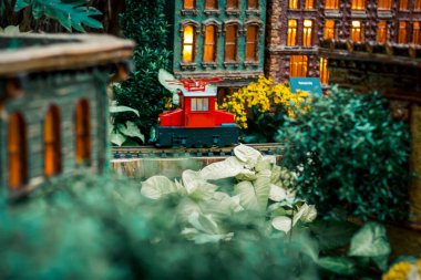 Kırmızı Model treni bir şehirden geçiyor.