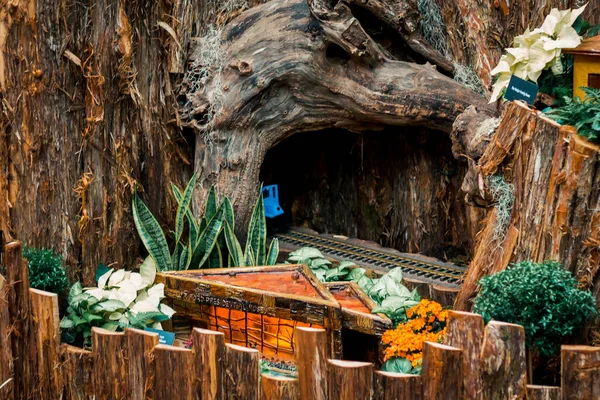 Küçük mavi tren tünele giriyor.