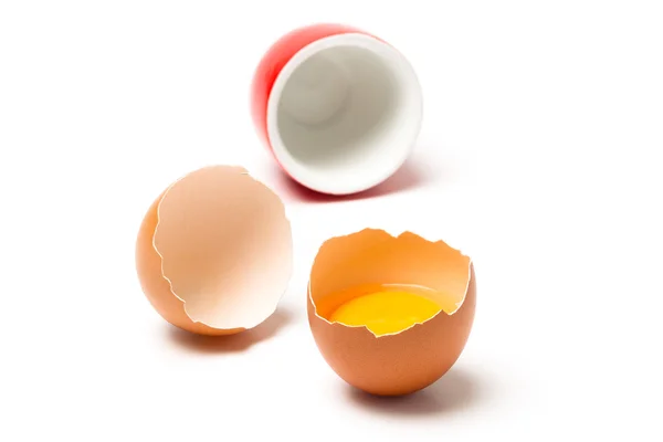 鸡蛋和孤立在白色背景上的杯子 — 图库照片