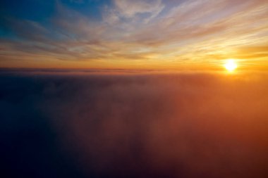 Bulutların üstündeki altın ışık gün doğumunda