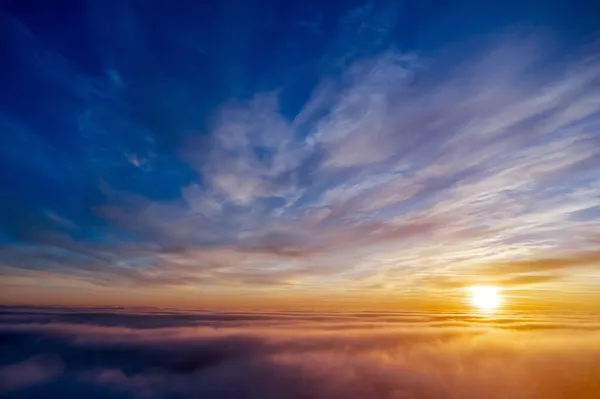 Das Goldene Licht Über Den Wolken Bei Sonnenaufgang — Stockfoto