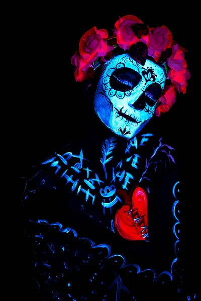 隔离在黑色上的女性骨架之间的紫外光体艺术绘画 — 图库照片