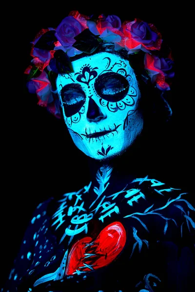 紫外線ボディアート黒に隔離されたハロウィーンの女性の骨格の絵 — ストック写真