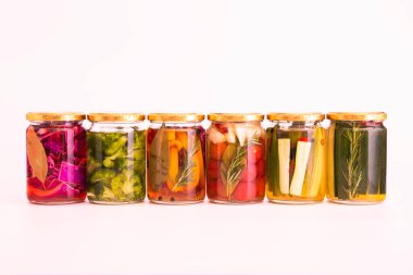 Lezzetli yaz sebzelerinin renkli turşuları