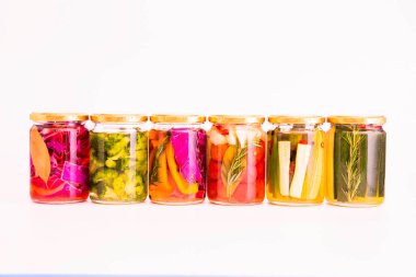 Lezzetli yaz sebzelerinin renkli turşuları