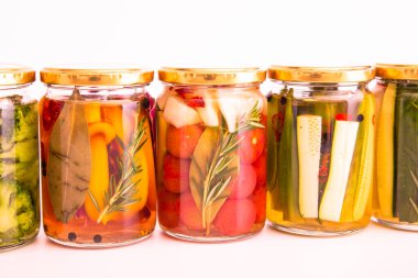 Lezzetli yaz sebzelerinin renkli turşuları