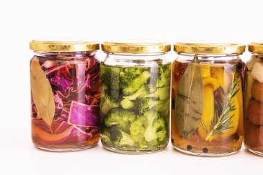 Lezzetli yaz sebzelerinin renkli turşuları